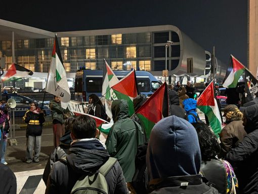 «Blocchiamo la macchina bellica» presidio al Terminal 1 contro la partenza di parti per F-35 «Blocchiamo la macchina bellica» presidio al Terminal 1 contro la partenza di parti per F-35