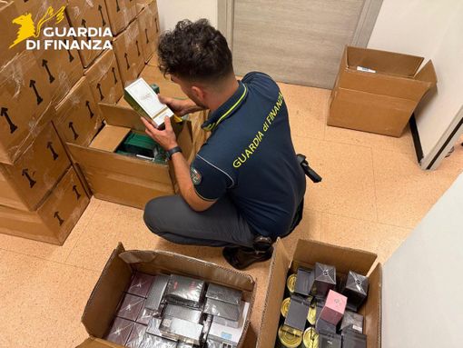Oltre 6.700 profumi di marca "taroccati" sequestrati dalla Guardia di Finanza: denunciata una donna. Sul mercato avrebbero fruttato 250mila euro