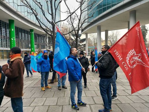 La manifestazione di stamattina dei lavoratori della Beko di Cassinetta davanti al Pirellone a Milano La manifestazione di stamattina dei lavoratori della Beko di Cassinetta davanti al Pirellone a Milano