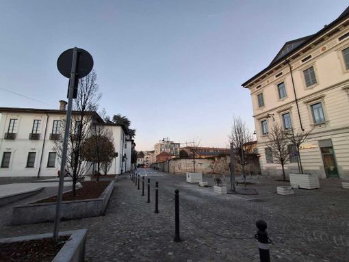 Il nuovo condominio, di sei o sette piani, dovrebbe sorgere tra via Borroni, di fronte alle ex carceri e al fianco di palazzo Marliani Cicogna, e piazza Vittorio Emanuele II