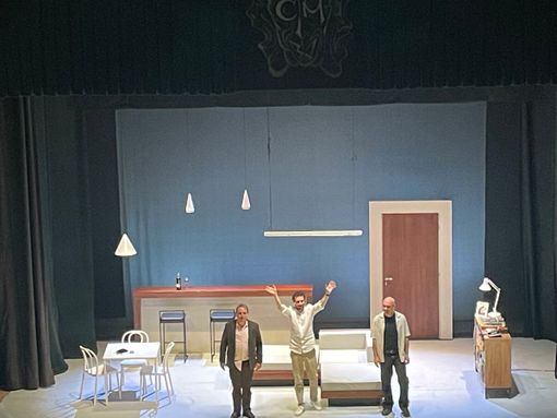 Tra risate e verità: il Teatro Manzoni chiude una stagione da record e sorprende con “Le nostre donne”