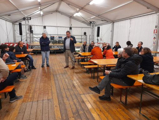 Angelo Macchiavello accanto all'assessore Cislaghi, sotto il tendone di viale Stelvio
