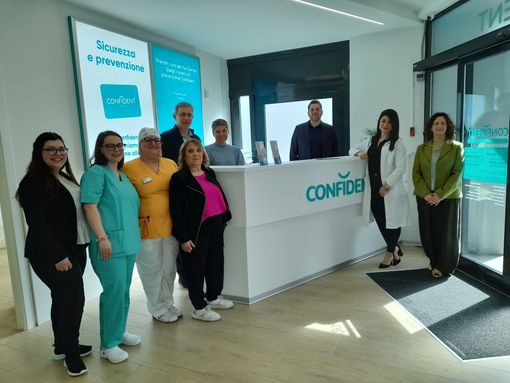 Parte dello staff Confident nello spazio accoglienza di piazza Manzoni, con Paolo Miglietta, Marco Nunziati, Manuela Maffioli ed Enza Riggio