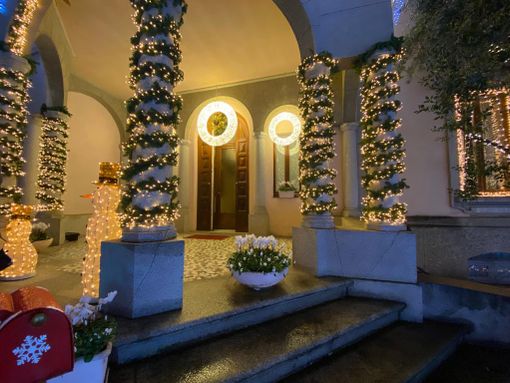 FOTO E VIDEO. Brilla la Casa delle lucine di Busto: «Un regalo per tutta la città»