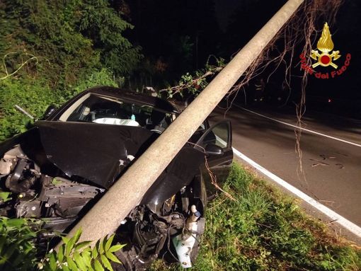Castiglione Olona, auto si schianta contro un palo. Tre giovani coinvolti