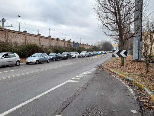 La coda per accedere al centro tamponi, a orario di apertura terminato La coda per accedere al centro tamponi, a orario di apertura terminato