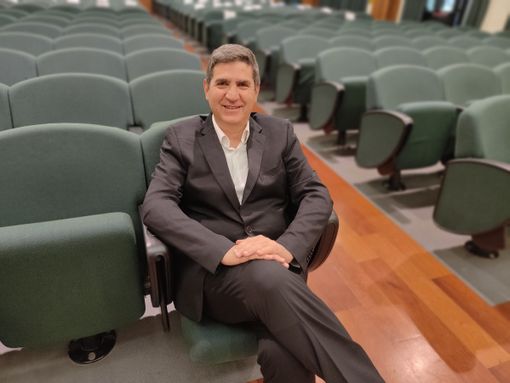 L’Appassionata orchestra da camera. Sotto, il maestro Corrado Greco e l’Insubriae Chorus diretto dal maestro Andrea Gottardello