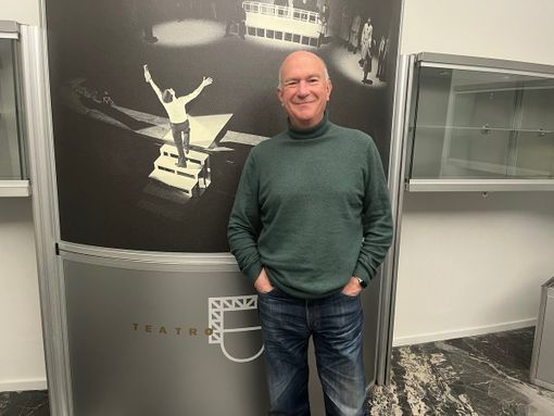 L'architetto Daniele Geltrudi davanti a una foto veramente speciale al teatro