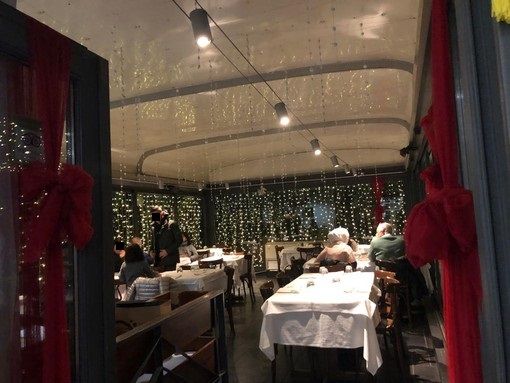 L'interno del ristorante Grotta Azzurra, con l'allestimento del periodo natalizio L'interno del ristorante Grotta Azzurra, con l'allestimento del periodo natalizio