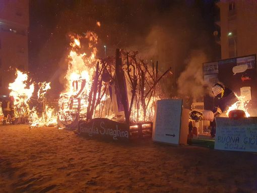 Brucia la Giöbia con l’auspicio della pace. Poi tutti in coda per il risotto Brucia la Giöbia con l’auspicio della pace. Poi tutti in coda per il risotto