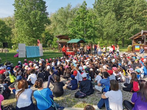 Fagnano, più di 300 alunni a Calipolis per la festa degli alberi. Ogni classe ne adotta uno