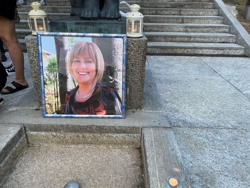 Su quelle scale con Laura come dieci anni fa Su quelle scale con Laura come dieci anni fa