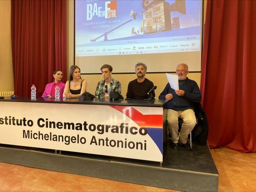 VIDEO. Il cast di Mare Fuori arriva a Busto. Con una conferma: «Ciro è morto»