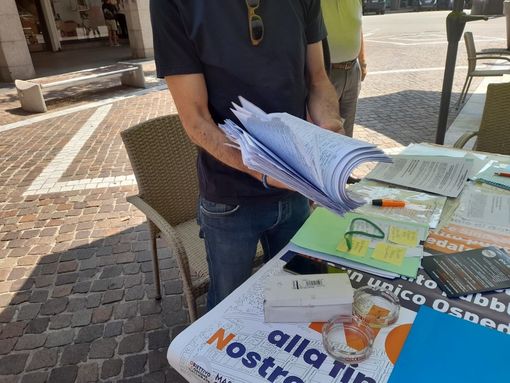 I moduli della petizione distribuiti e riempiti da Ocg