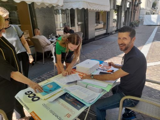 Massimo Gnocchi a uno dei tanti gazebo organizzati per la petizione