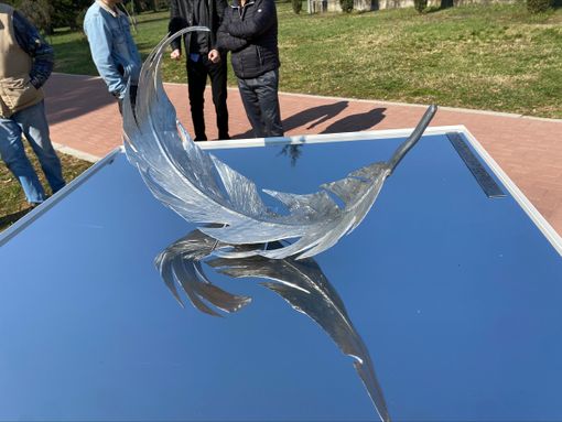 La piuma del monumento in una foto d'archivio La piuma del monumento in una foto d'archivio