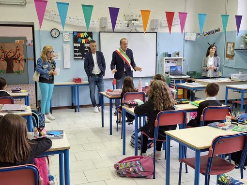 Il sindaco tra i bambini, con ilo consigliere Orsi Il sindaco tra i bambini, con ilo consigliere Orsi