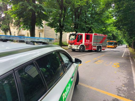 Busto, camion perde fusti con acido cloridrico. Evacuati i passeggeri di un autobus