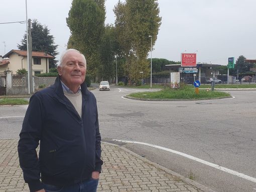 Adriano Landoni davanti alla rotonda tra i viali Boccaccio e Toscana Adriano Landoni davanti alla rotonda tra i viali Boccaccio e Toscana