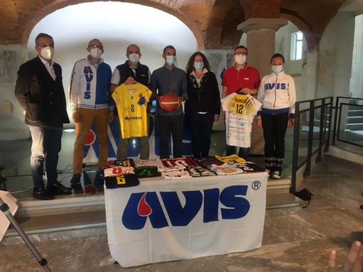 La presentazione dell'asta benefica a Cassano