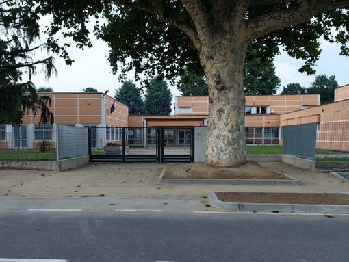 Marnate, conclusi i lavori alle scuole medie. Nuovo ingresso per la ripresa di settembre Marnate, conclusi i lavori alle scuole medie. Nuovo ingresso per la ripresa di settembre
