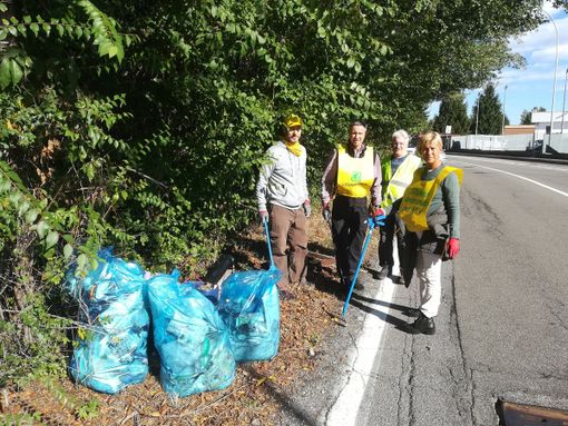 Genitori e figli al lavoro per pulire parco e vie di Castellanza Genitori e figli al lavoro per pulire parco e vie di Castellanza