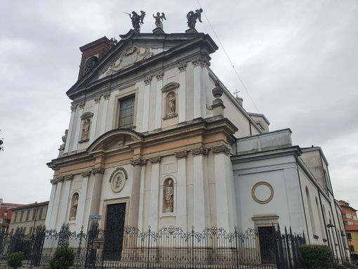 San Michele saluta don Alberto Ravagnani e accoglie con una fiaccolata don Fabio Ercoli