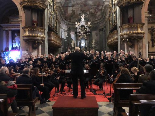 Busto, gli auguri di buon Natale nel canto all’unisono di tutte le corali Busto, gli auguri di buon Natale nel canto all’unisono di tutte le corali
