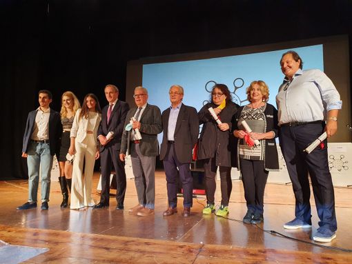 Candidati e organizzatori sul palco del teatro Sociale-Cajelli