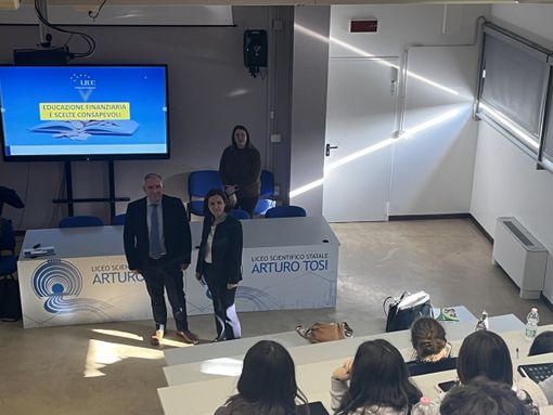 Alfabetizzazione finanziaria: con gli studenti del Liceo Tosi di Busto si apre il progetto della Liuc Alfabetizzazione finanziaria: con gli studenti del Liceo Tosi di Busto si apre il progetto della Liuc