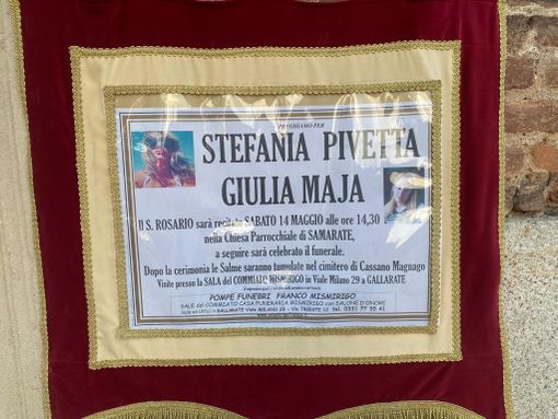 La veglia a Samarate: «Facciamo silenzio per Stefania e Giulia. Un pensiero a Nicolò, adesso è quello che ne ha più bisogno»