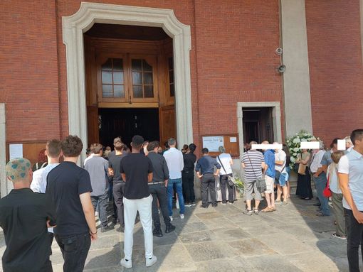 L'abbraccio immenso di Fagnano al suo Giorgio: «La tua vita è stata un dono»