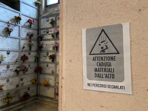 Rischio di caduta calcinacci al cimitero di Belforte: «Io anziana vorrei non aver più paura di andare a trovare i miei cari» Rischio di caduta calcinacci al cimitero di Belforte: «Io anziana vorrei non aver più paura di andare a trovare i miei cari»