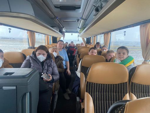 FOTO e VIDEO. Missione compiuta per gli "angeli" di Varese: mamme e bimbi ucraini in viaggio verso la loro nuova casa