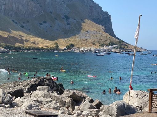 Mondello, verso Punta del Gallo: la magia delle acque cristallo sotto la montagna che separa Palermo da Sferracavallo