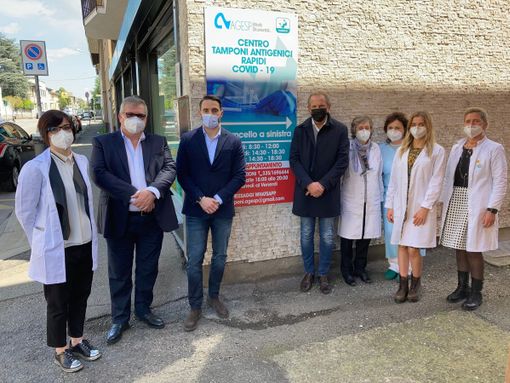 Alessandro Della Marra con le farmaciste della comunale 1 di viale Rimembranze dove è attivo il nuovo centro tamponi