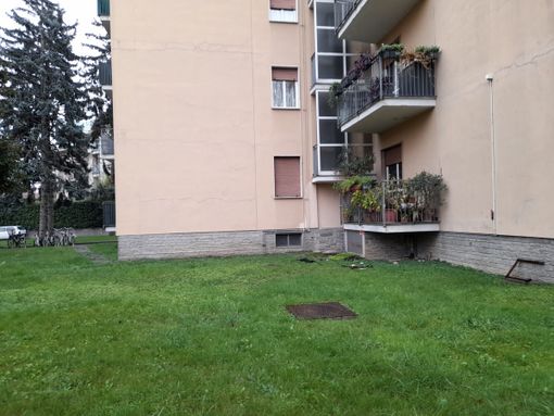 Il balcone dell'appartamento andato a fuoco