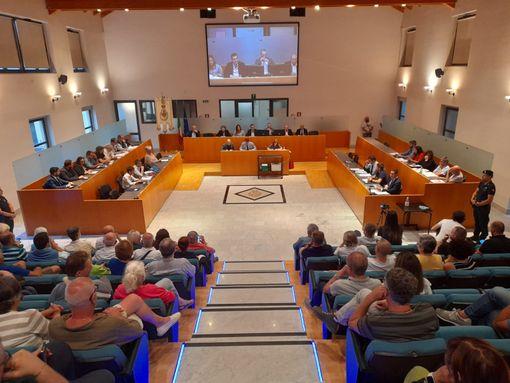 La sala gremita di Palazzo Broletto