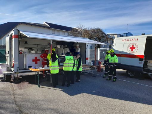 La cucina da campo in funzione all'Istituto Falcone La cucina da campo in funzione all'Istituto Falcone