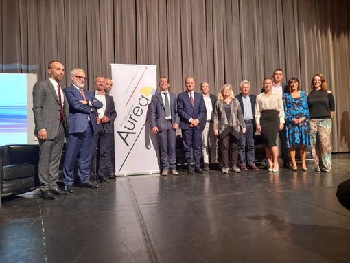 Foto di gruppo finale per ospiti e componenti di Fondazione Aurea Foto di gruppo finale per ospiti e componenti di Fondazione Aurea