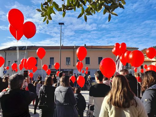 Flash mob contro la violenza sulle donne: a Cassano ha la forma e il colore dei palloncini rossi