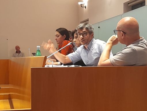 Giovanni Pignataro (Pd) tra i banchi del consiglio comunale di Gallarate Giovanni Pignataro (Pd) tra i banchi del consiglio comunale di Gallarate