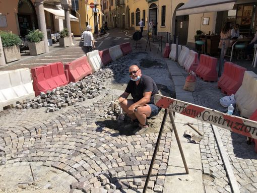 Sesto Calende, il porfido del centro si rifà il look Sesto Calende, il porfido del centro si rifà il look