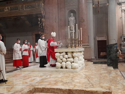 Monsignor Festa all'altare di Santa Maria Assunta per la celebrazione di San Cristoforo