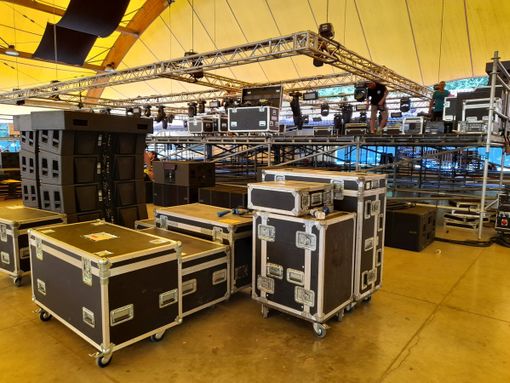 Palco in allestimento per il Woodoo Fest 2022