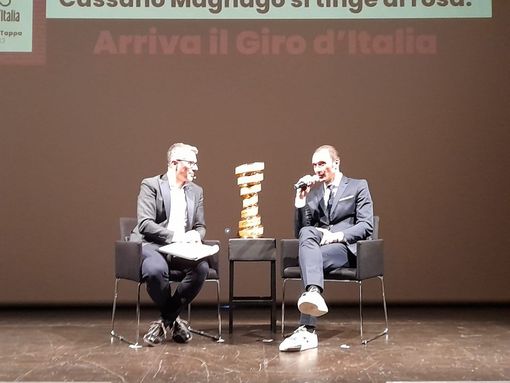Il giornalista Andrea Berton e Ivan Basso alla presentazione della tappa con arrivo a Cassano
