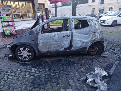 L'auto andata distrutta dalle fiamme in piazza XXV Aprile L'auto andata distrutta dalle fiamme in piazza XXV Aprile