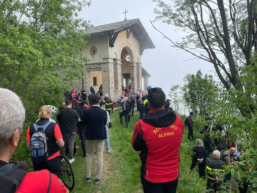 Mottarone, un anno dopo. Il silenzio dei parenti delle vittime della funivia e le lacrime del sindaco: «Li ricorderemo sempre» Mottarone, un anno dopo. Il silenzio dei parenti delle vittime della funivia e le lacrime del sindaco: «Li ricorderemo sempre»