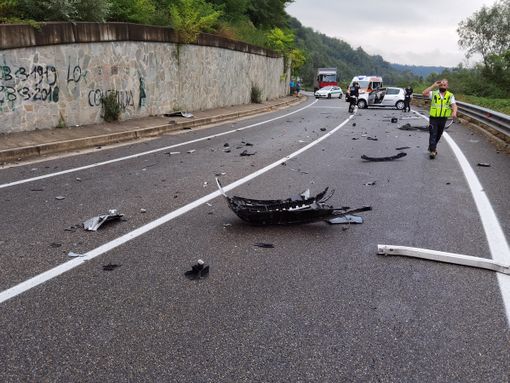 FOTO. Varese, scontro frontale contro un Tir: auto distrutta e via Peschiera chiusa