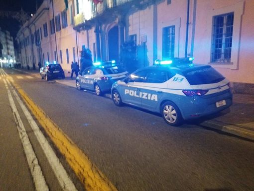 Le auto della polizia davanti a Palazzo Estense la sera del 4 novembre 2019 Le auto della polizia davanti a Palazzo Estense la sera del 4 novembre 2019